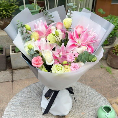 河池9朵玫瑰混搭百合,爱恋纯真无邪